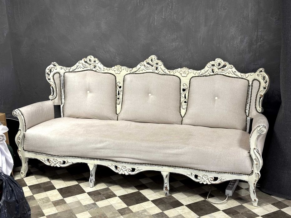 Бял античен диван