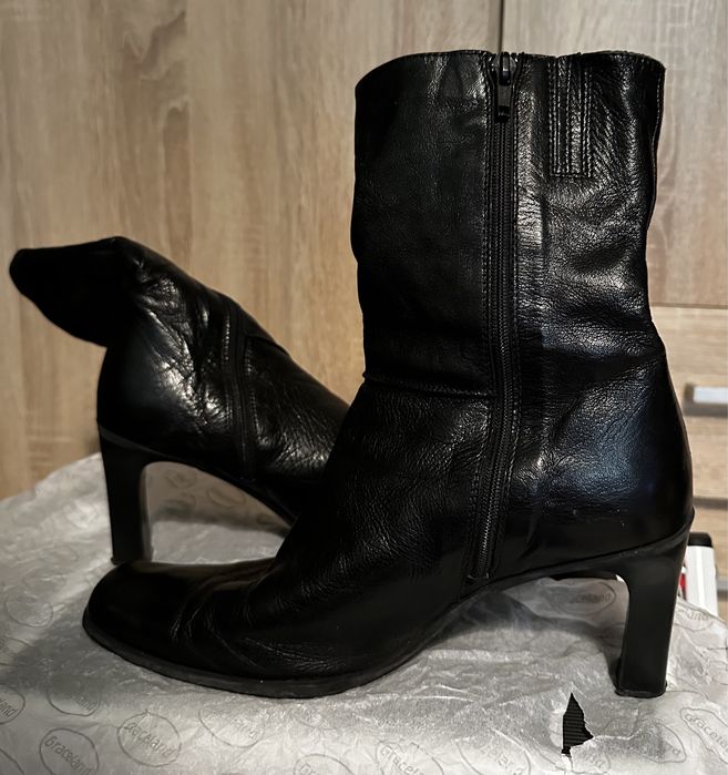 Дамски черни боти с висок ток