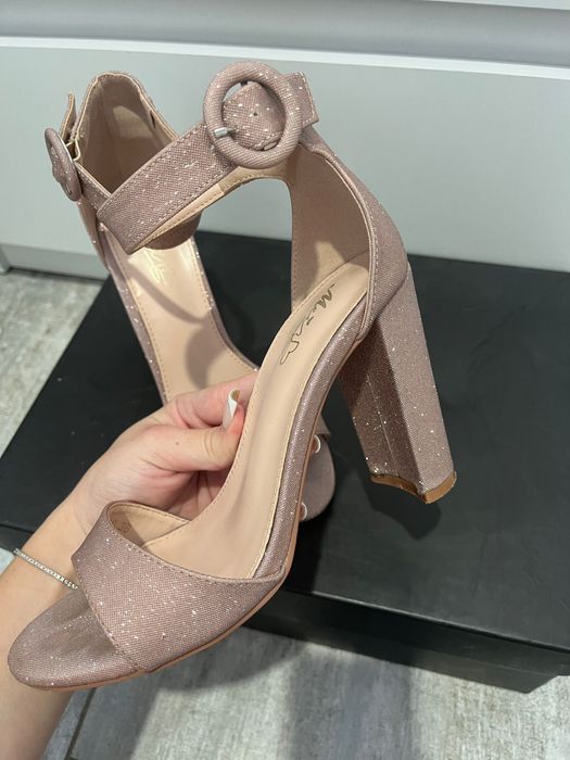 Sandale ocazie toc gros