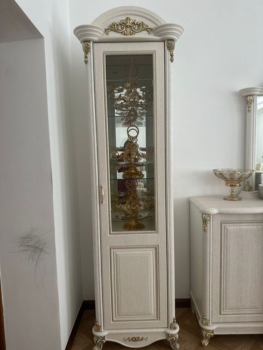 Продам сервант 3 предмета со всей посудой