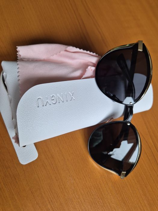 Слънчеви очила с бял калъф