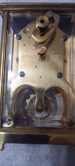 Часовник модел каретен но по съвременен.