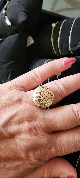 Продавам златни гривни на конец