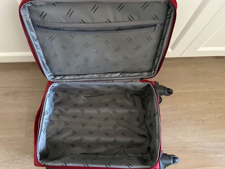 Продам чемодан размер средний