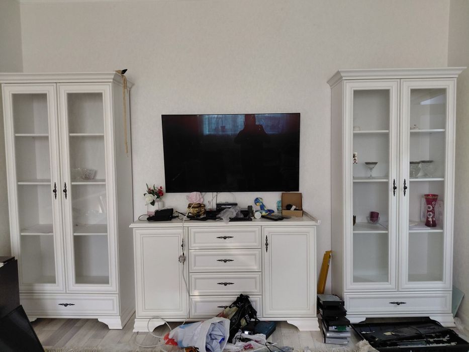 Мебель гостиную .два пенала для посуды стеклянными дверцами  и комод б