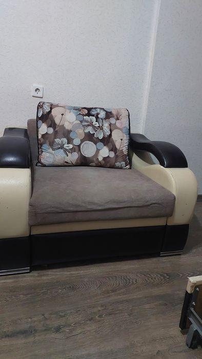 Диван и кресло с подушками