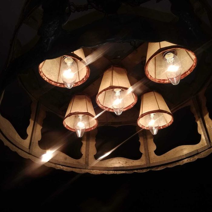 candelabru tip medieval din alama groasa suspendat pe patru lanturi