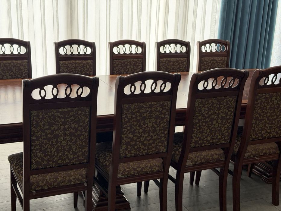 "Eʼtiqod"mebeli.Mehmonxona uchun. 12 ta stuli bor.Holati yaxshi