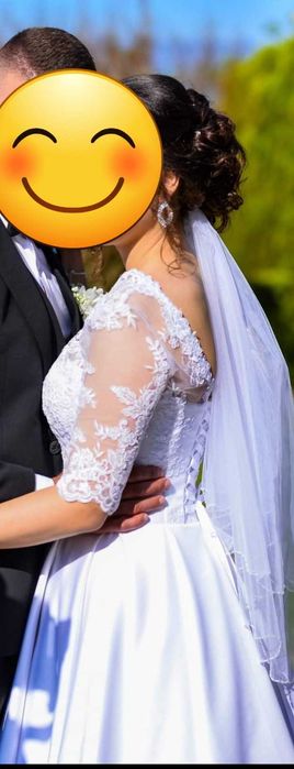 Продава се булчинска рокля заедно с воал и обръч