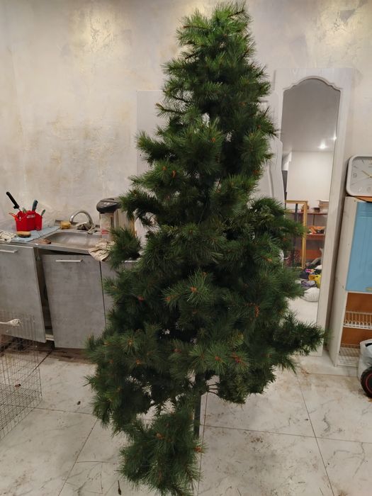 Искусственная ёлка состоит из трёх частей