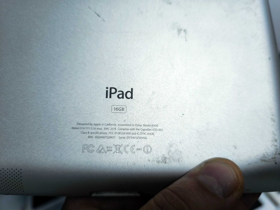 Lot 9 iPad-uri functionale dar cu display spart —  piese / reparații