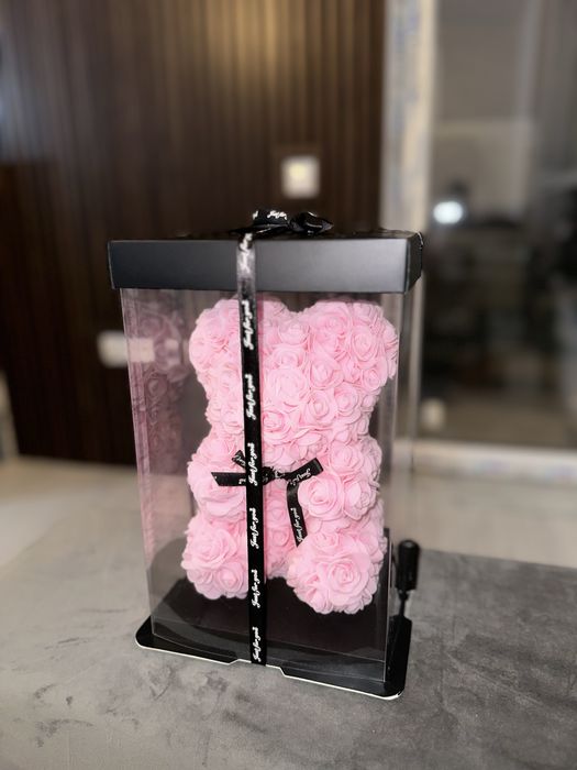 Подаръчно мече с вечни рози и елегантна панделка - идеално за празници