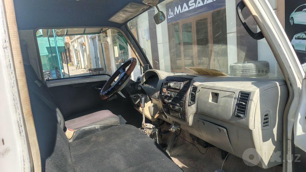 Kichik Isuzu JBc zoʻr moshina