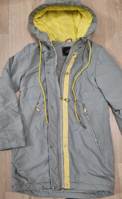 Продам демисезонную куртку на девочку