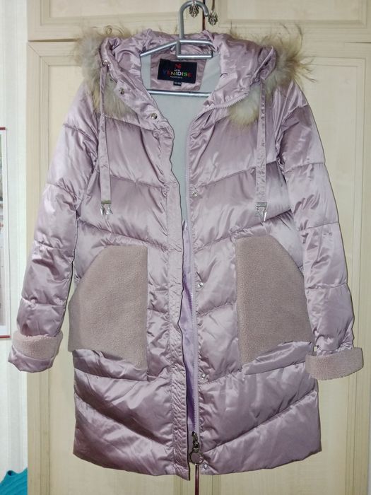 Продам зимнюю куртку на девочку размер 152/158 за 7000 тенге.