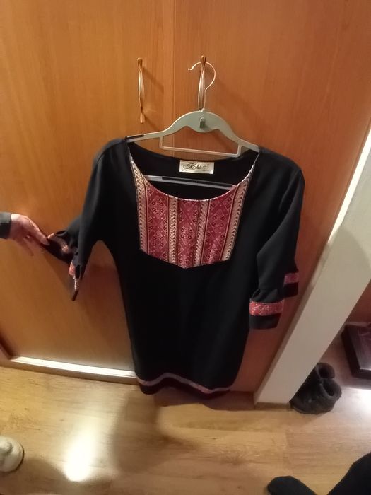 Vând rochii de zi și de seara
