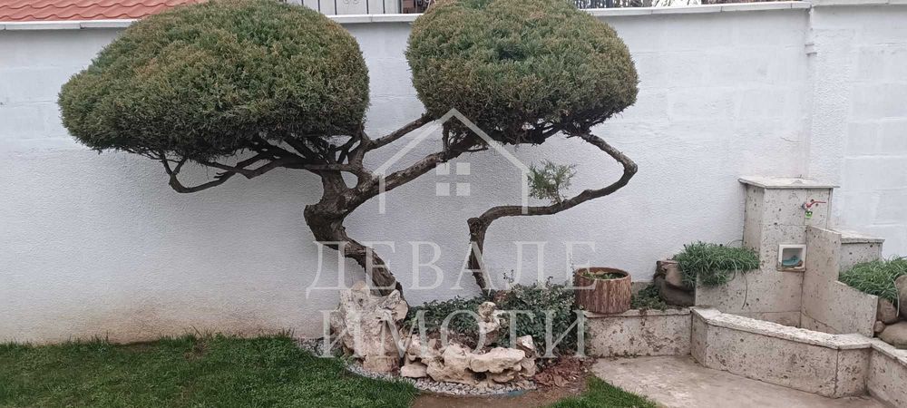 Продава се масивна двуетажна къща с гараж в гр. Мартен