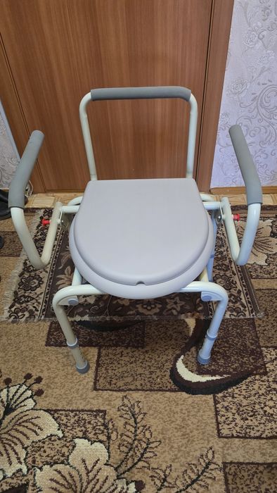 Стул с санитарным приспосаблениемием