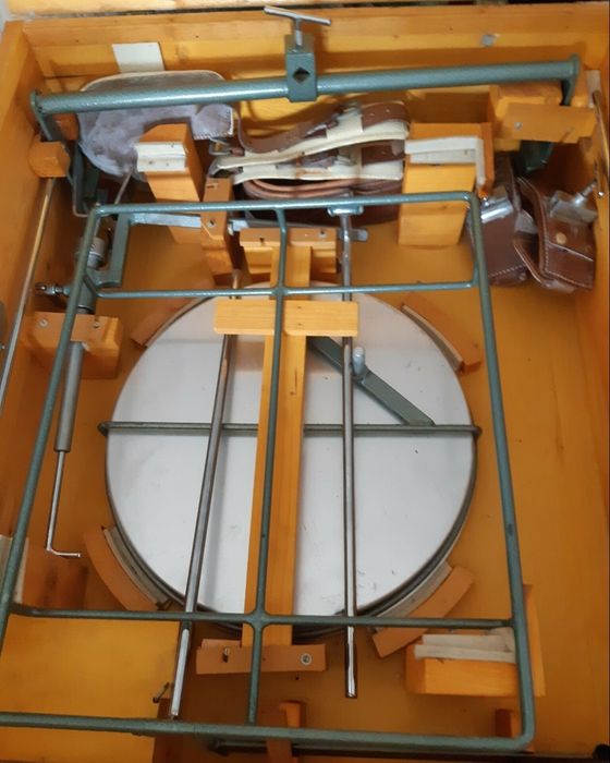 Masa metal.Marmita militara tip rucsac veche