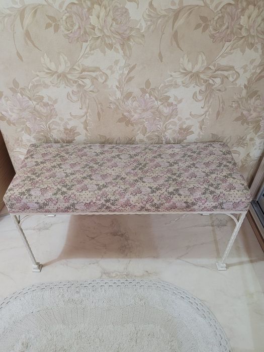 пуфик из Москвы с кованными ножками