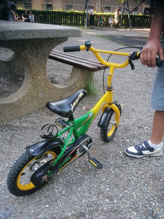 Bicicleta copii  cu roți ajutatoare 3-5 ani Pret fix 200 lei