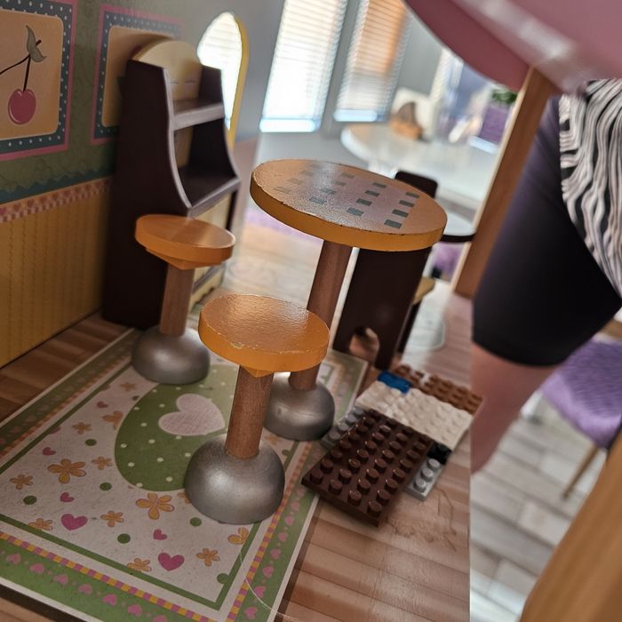 Дървена къщичка за кукли с мебелите