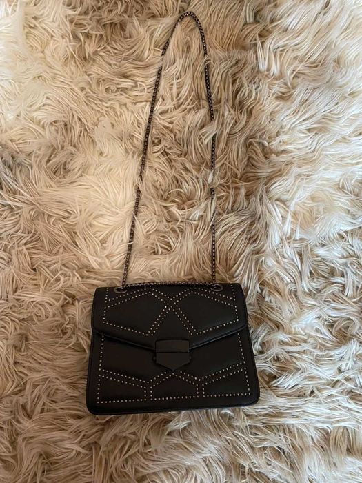 Черна чанта с метални капси и верижка