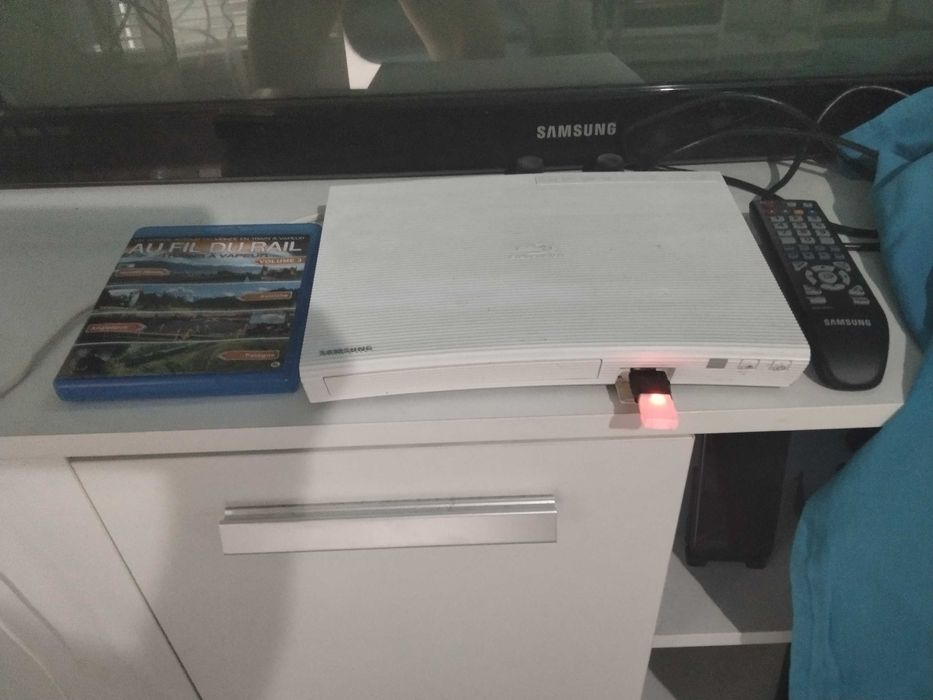 страхотен Blue Ray плеър  на Самсунг с дистанционно и USB флашка