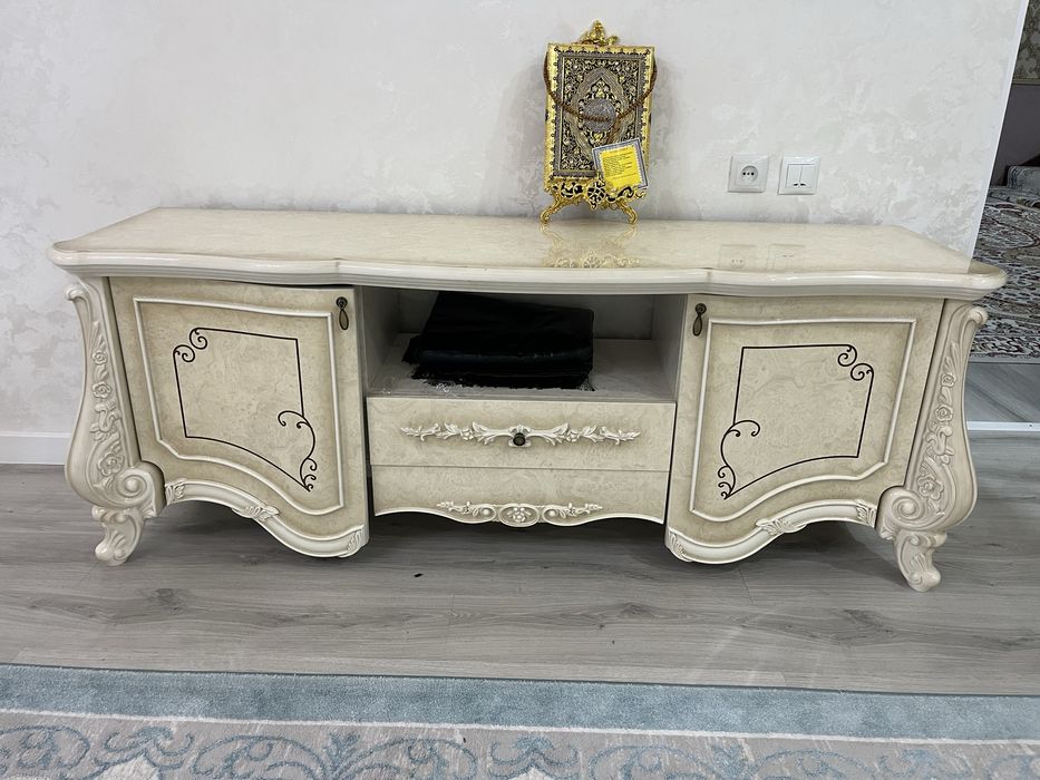 Сервант новый, новые посуды в подарок