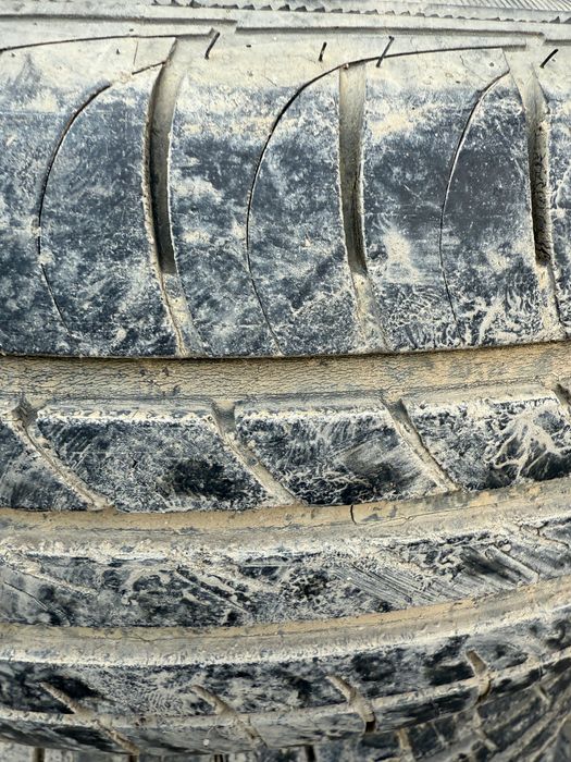 Продавам Летни  гуми 4 броя 235/70R16 и една зимна с джантата