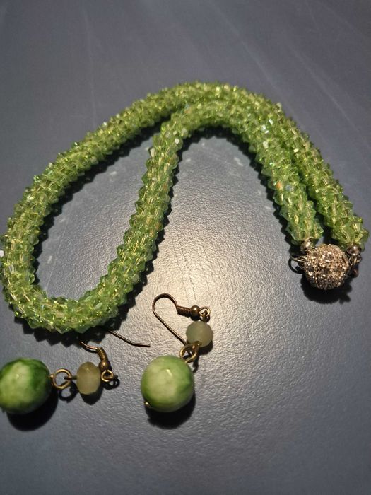 Set de bijuterii, cercei si colier, din piatra semipretioasa - peridot