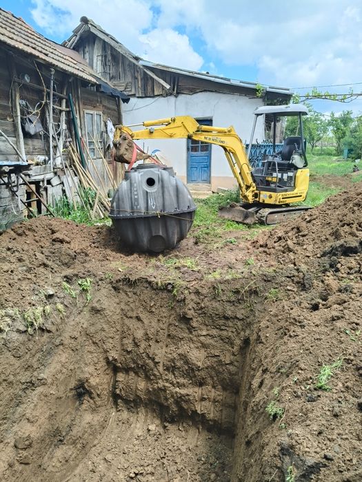 Închiriez miniexcavator