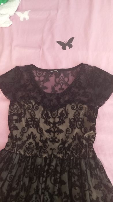 Vând rochie din dantela culoarea neagră