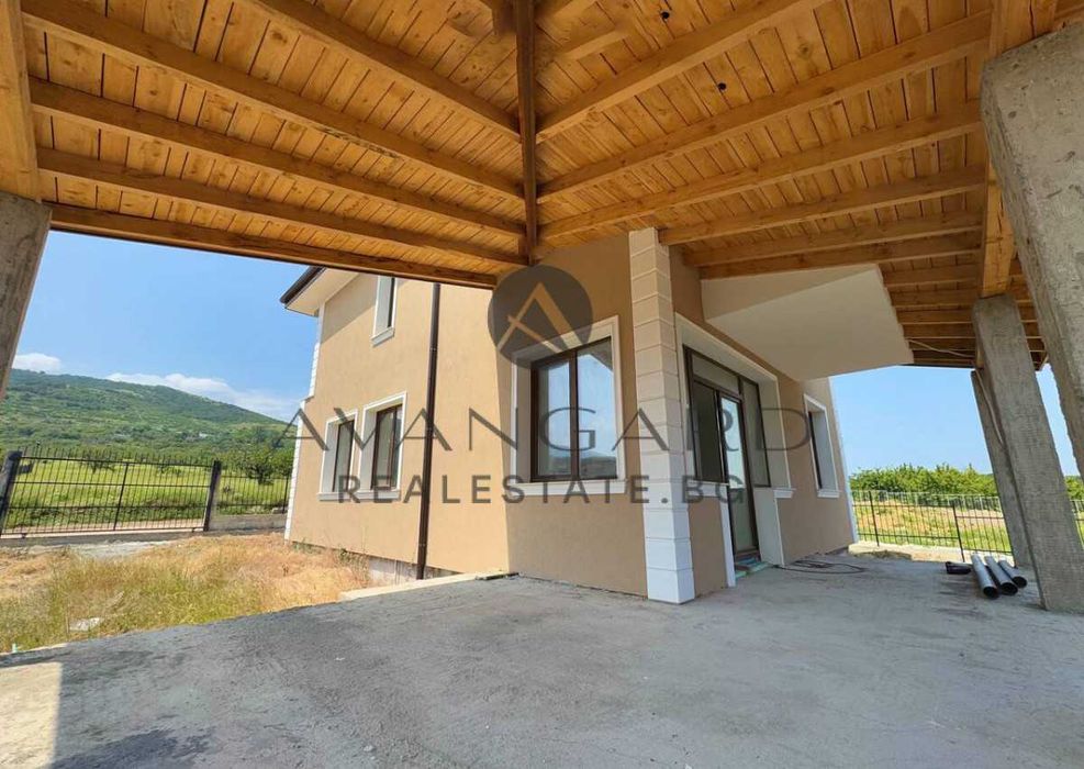 оф.23377 Самостоятелна къща с двор/с.Брестник