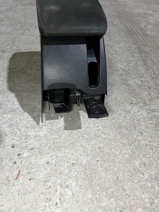 Подлокотник на Фольсваген Гольф 6