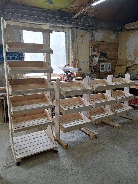 Дървени стелажи от щайги