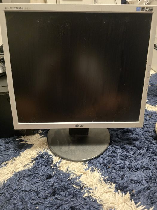 Sistem Complet PC Desktop HP Compaq + Monitor LG, Boxe, Cameră Web, Tastatură și Mouse