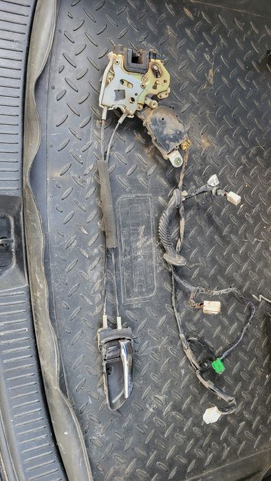 Стекла боковыe SubaruForester sg5 2004 г.в.