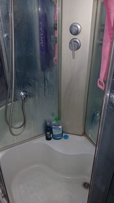 Душ кабина и шкаф