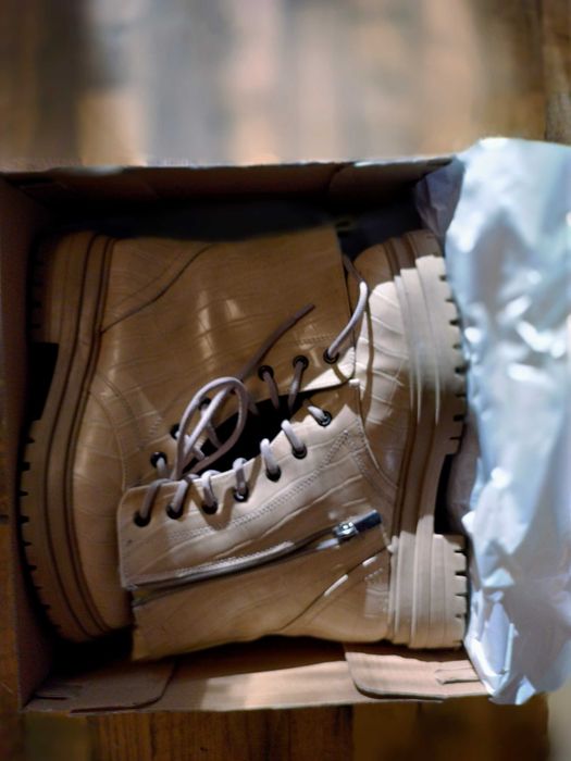 Дамски бежови боти, лак, с шарка