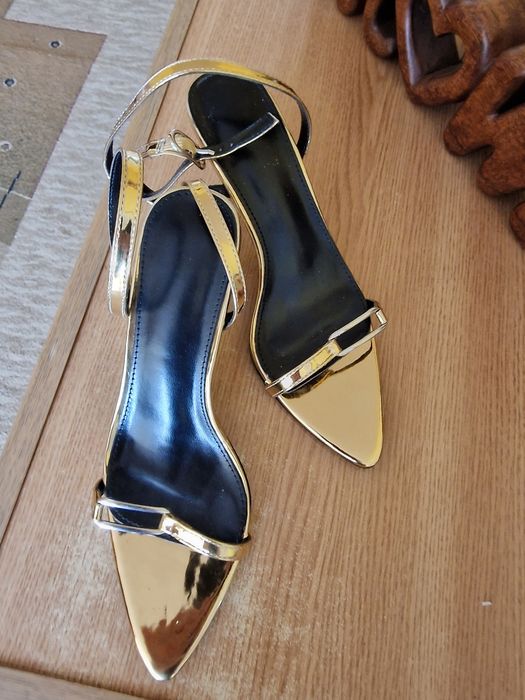 Sandale aurii si pantofi piele