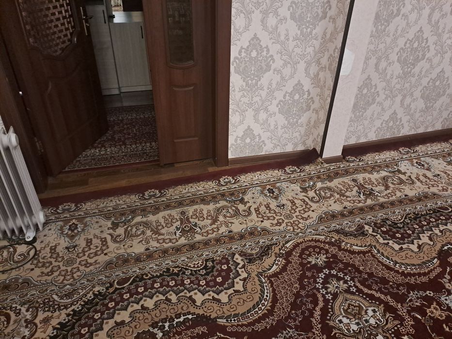 Gilam 5 ga 5 yarim gilam sotiladi arginal yaxshi gilam sintetik emas.