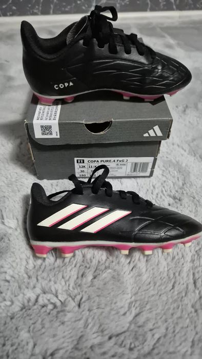 Adidasi fotbal, Adidas