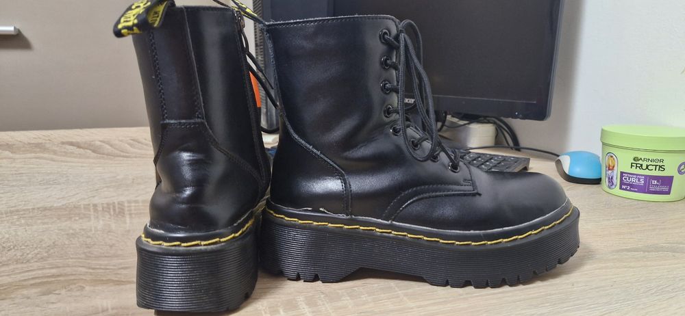 Bocanci cu platforma Dr. Martens