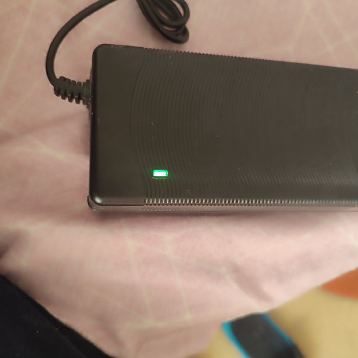 Vind încărcător bicicleta electrica 42 da V și 4 am cu ventilator de răcire încărcare rapidă ica litium + ionica 42 V cu 4 am și cu ventilator