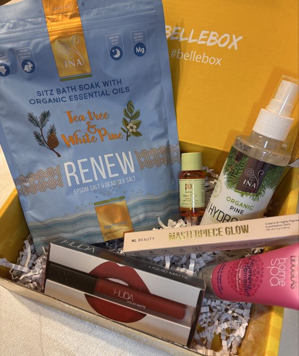 Козметика. Кутия с висококачествена козметика.