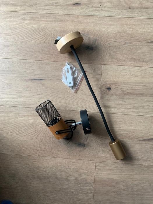 Aplica perete cât și tavan lustre