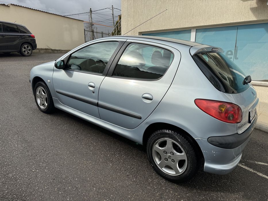 Peugeot 206 1.4 75 коня бензин