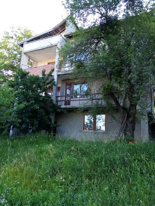 Продавам къща с невероятен изглед на 3 етажа в Логодаж, вилната зона на Благоевград, на 104 км от София