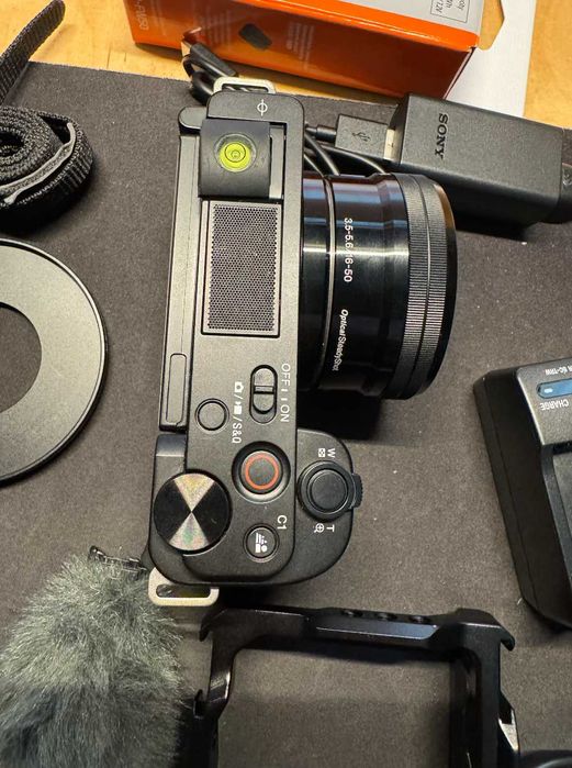 Камера Sony ZV-E10 16-50 mm + Sony 55-210 mm Smallrig, Памет2x NP-FW50